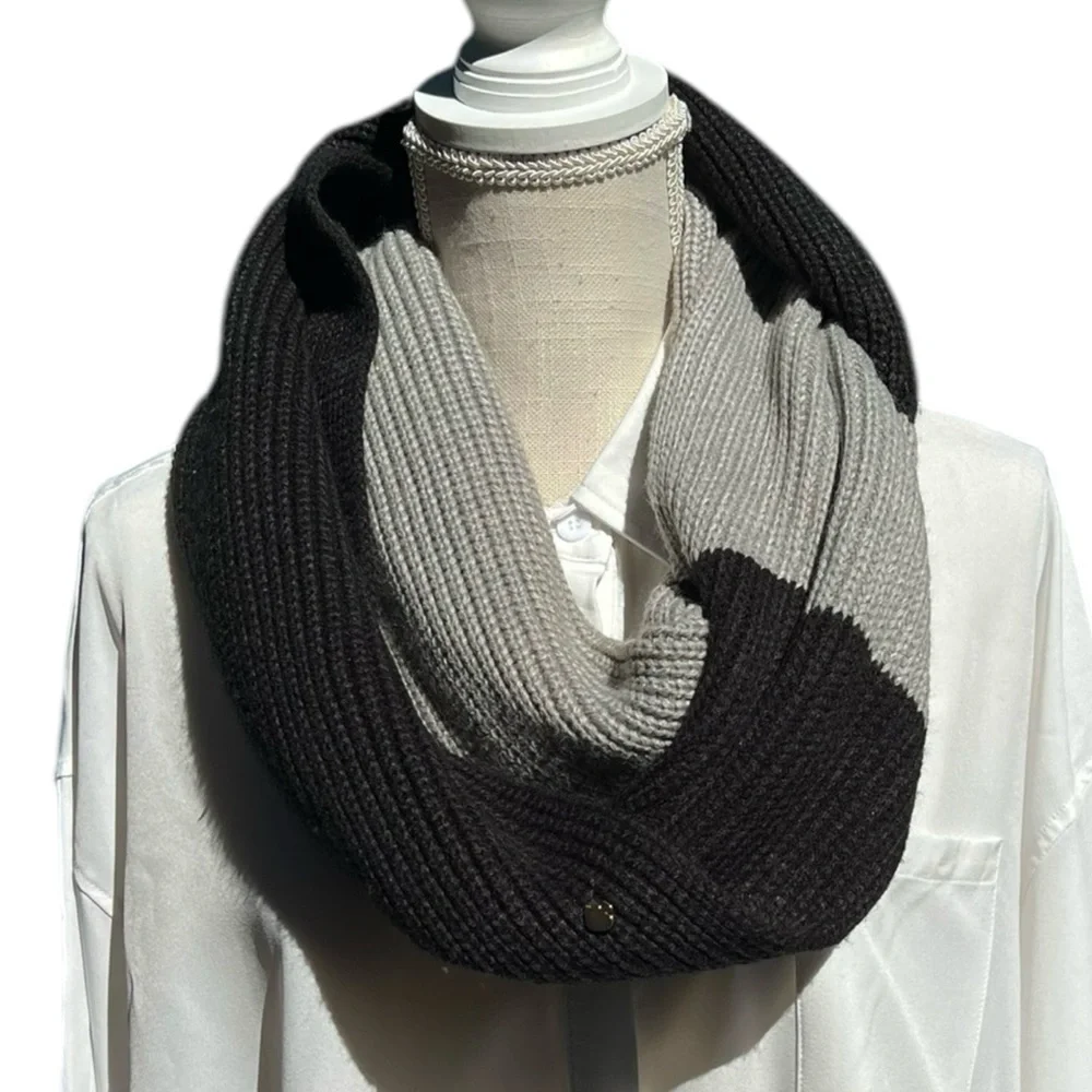 ♠️Kate Spade Black & Gray Color Block Knit Infinity Scarf with Charm